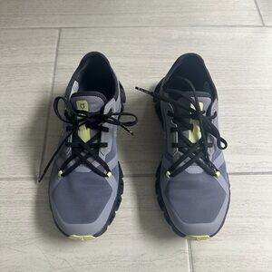 On cloud woman’s running shoes size 7